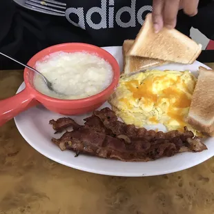 Bacon, grits and cheese eggs