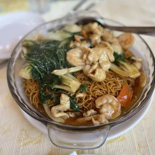 Hong Kong style noodles with chicken and shrimp