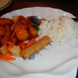 Sweet &amp; sour chicken lunch special. Ok portion for price; very average taste-wise. Never received the soup.