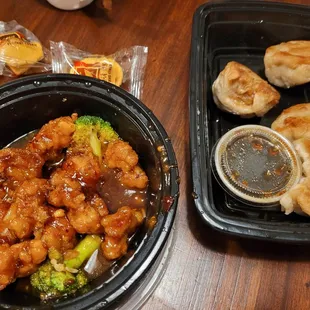 a meal of chicken and broccoli