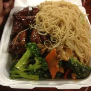 Rice noodles BBQ chicken beef w broccoli