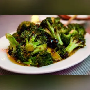 a plate of broccoli on a table
