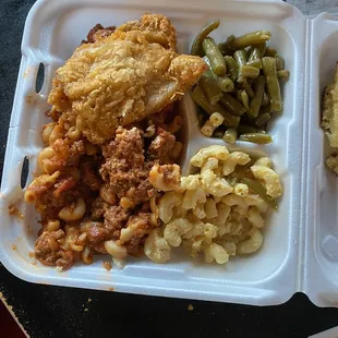 Hamburger Mac, fried chicken, Mac n Cheese, green beans