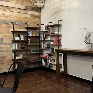 a table and chairs in the corner