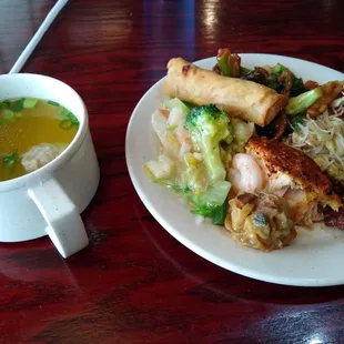 Food could be warmer... Don&apos;t forget to put some scallions/green onions on that wonton soup !