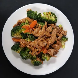 a plate of beef and broccoli
