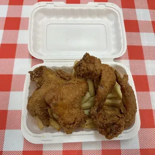 Chicken wing with fries