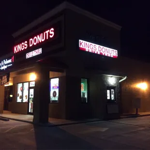 the front of a restaurant at night