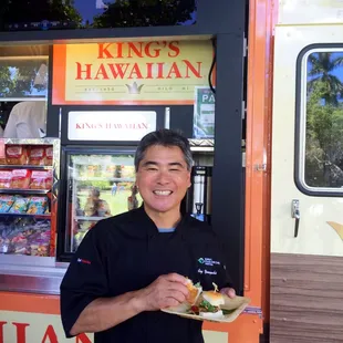 Chef Roy Yamaguchi enjoying his Banh Mi Sliders at the KHFoodTruck!