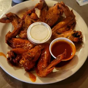 Downtown Memphis food tour. Wet and dry jumbo wings sampler.