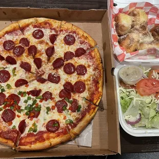 Garlic Knots, salad w/ Greek dressing, xl pie