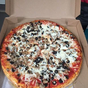 Great pizza, great hospitality, amazing service and a good time. You want to eat here.