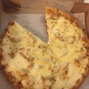 Chicken pizza with white sauce