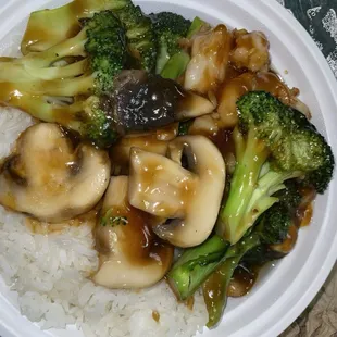 shrimp with broccoli and mushrooms