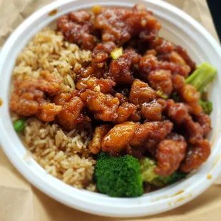 General Taos chicken lunch special