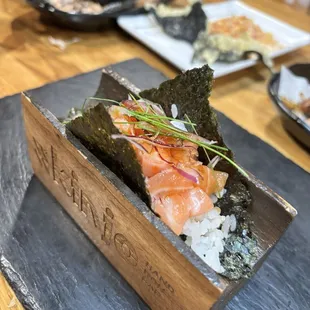 Salmon hand roll