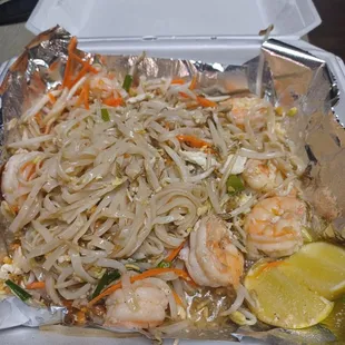 Shrimp pad thai