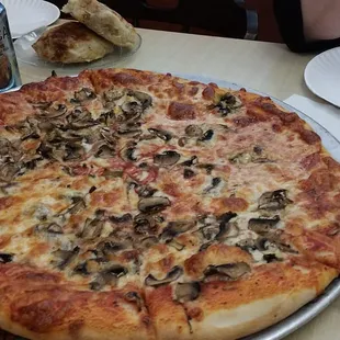 Mushroom pizza pie