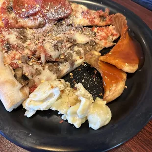 Some fried potatoes, mac n cheese and a few slices of