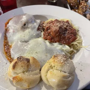 The meat trio with garlic knots