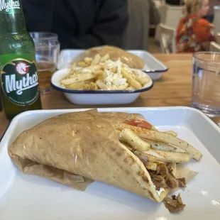 Pork Gyro, Mythos beer, Kipos fries