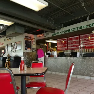 Diner-like atmosphere. Lots of seating.