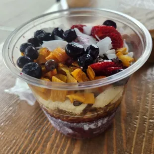 Frutas açaí bowl with cacao nibs