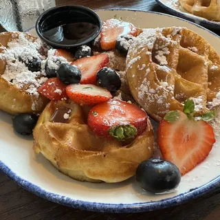 MINI WAFFLES AND BERRIES