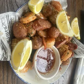 Shrimp Boil(corn,potatoes,hot link,creole garlic butter sauce)-10shrimp