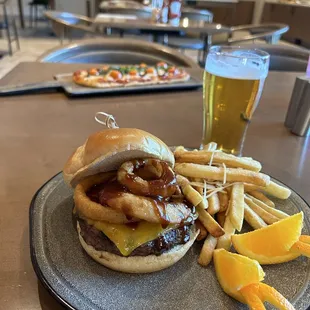 WESTERN CHEESEBURGER
bbq sauce, cheddar cheese, fried onion rings, served with french fries