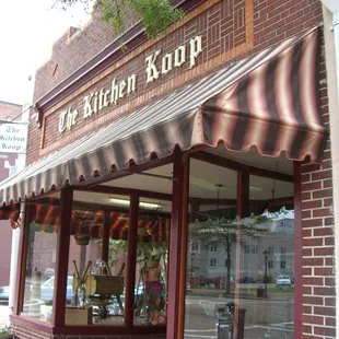 the outside of a restaurant