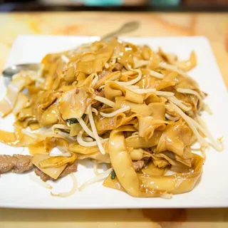 101. Beef with Bean Sprouts Chow Fun