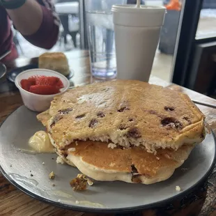 Hotcakes with chocolate chip and strawberries
