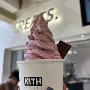 Dragon fruit swirl with fruity pebbles mixed in