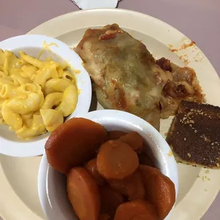 Cabbage roll, carrots, and Mac &apos;n cheese. 9.7.23