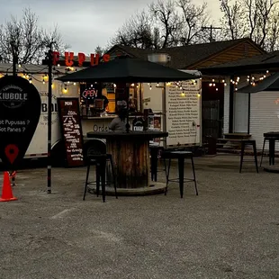 the outside of a small restaurant