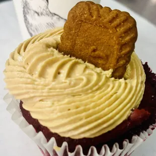 Oh mixing to different but popular ingredients. Red velvet cupcake with a biscoff icing plus a biscoff cookie.