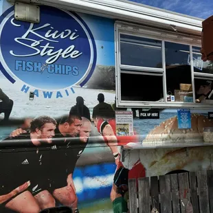Outside view of the Kiwi Style fish&apos;n&apos;chips food truck.