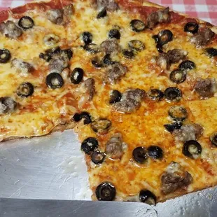 14&quot; pizza sausage, onions, black olives $22
