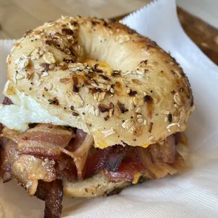 a bacon and egg bagel