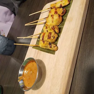 Tiny cooked hamsters-sized skewers chicken