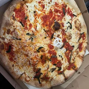 Margarita. Half anchovy. The sauce and crust.. exceptional.