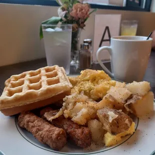 a plate of breakfast food