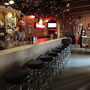 Awe, look maw, there be a bar!