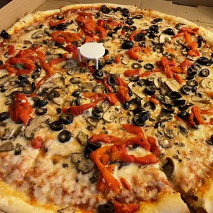 18&quot; cheese with mushrooms, olives and roasted peppers.