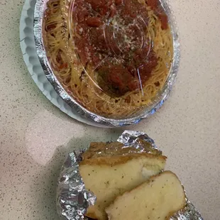 Spaghetti w/meatballs (bonus garlic bread)