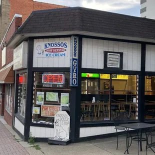 the outside of a restaurant