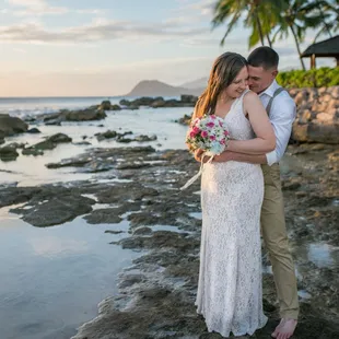 Knots &amp; Shots Hawaii, LLC  Ko&apos;olina Oahu, Hawaii Wedding Officiants &amp; Photography