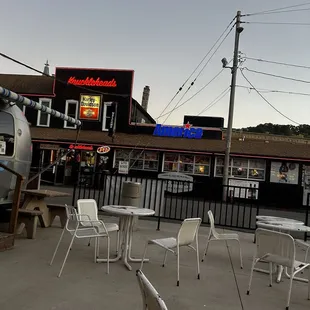 Knuckleheads main entrance to outdoor stage