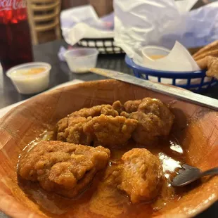 ows a bowl of fried chicken